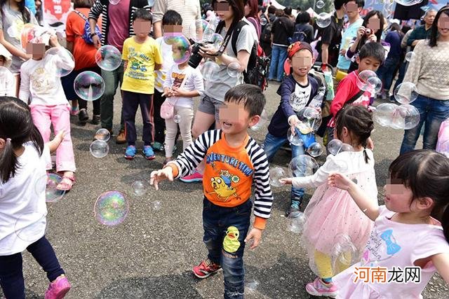 孩子太任性，哭闹起来没办法？家长先别头疼，4招帮他改掉坏毛病