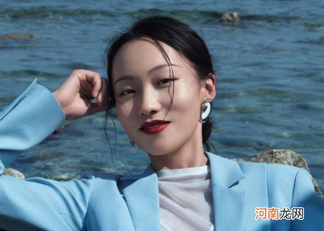 青岛一美女，经常用艾叶煮水洗头，3个月后，出现了什么变化？