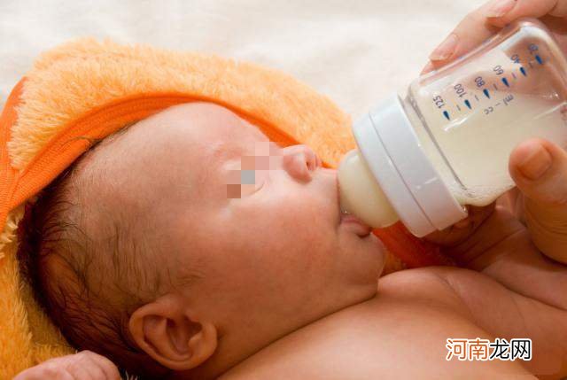 为什么宝宝喝奶时喜欢“扭来扭去”？这3个信号，爸妈要读懂