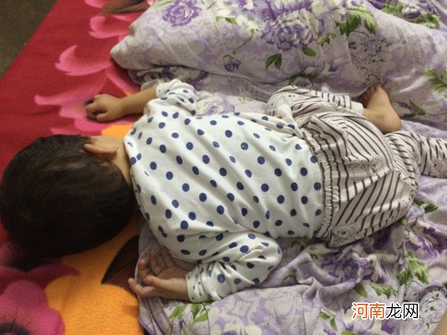 宝宝睡觉总是踢被子？不只是因为太热，还有这些原因，家长别弄错