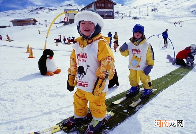 芬兰爸妈带孩子滑雪，专门让孩子摔跤，“另类教育”原因为何？