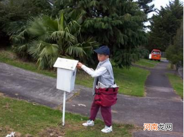 芬兰爸妈带孩子滑雪，专门让孩子摔跤，“另类教育”原因为何？