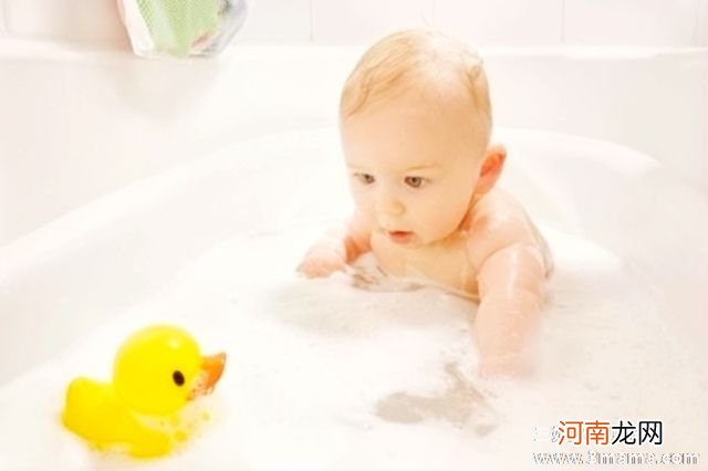 宝宝一岁前洗澡用清水即可