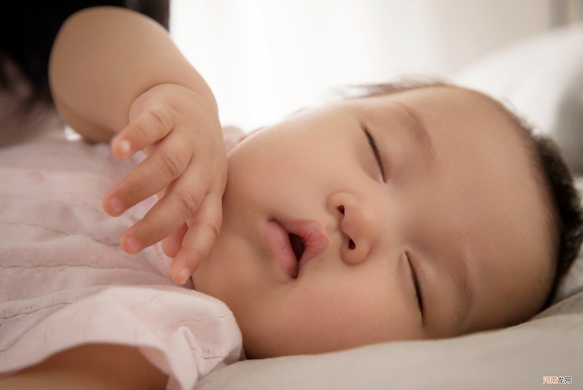 娃沾床就哭，抱着才睡咋办？宝妈牢记“一二三”，宝宝睡觉没烦恼