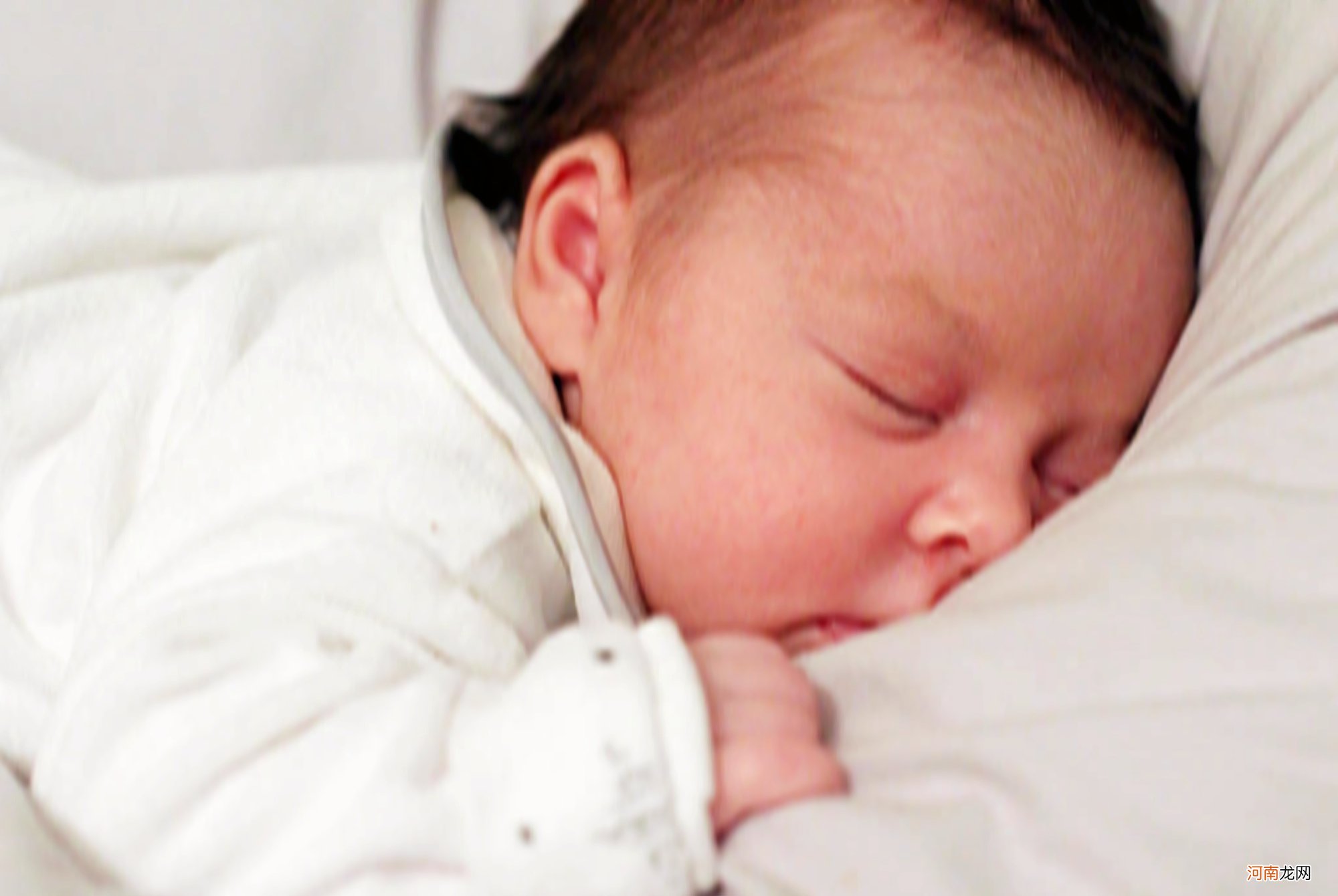 娃沾床就哭，抱着才睡咋办？宝妈牢记“一二三”，宝宝睡觉没烦恼