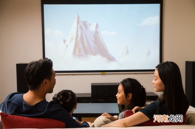 李玫瑾教授：“看电视”和“不看电视”的孩子，长大后的差距很大