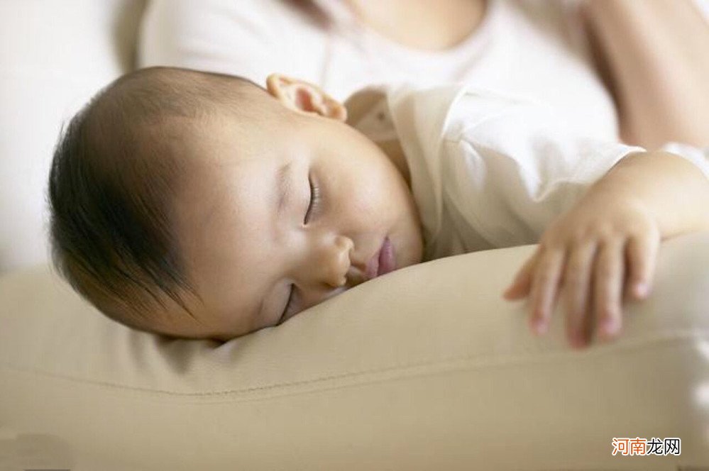 宝宝不要太早用枕头，不过出现这三种情况，宝妈就该准备小枕头了