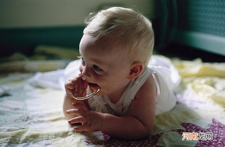 1岁宝宝总喜欢吃手指怎么办？属于正常现象，说明进入口欲期了