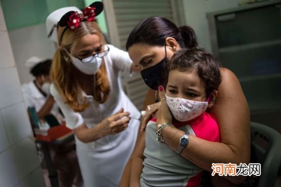 为儿童接种新冠疫苗，全球各国态度大不同