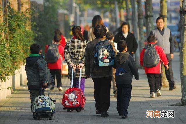 专家批评中国家长接送孩子，家长：我家孩子我会接送到上大学！