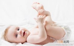 如何帮宝宝换尿布？