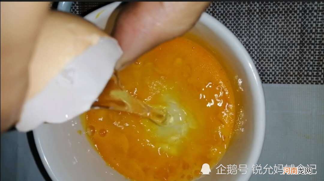 宝宝辅食第一口鸡蛋羹这样做，补钙翻几倍，妈妈学会了吗？