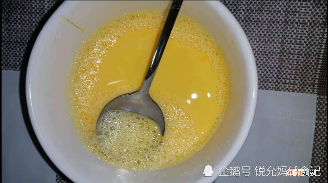 宝宝辅食第一口鸡蛋羹这样做，补钙翻几倍，妈妈学会了吗？