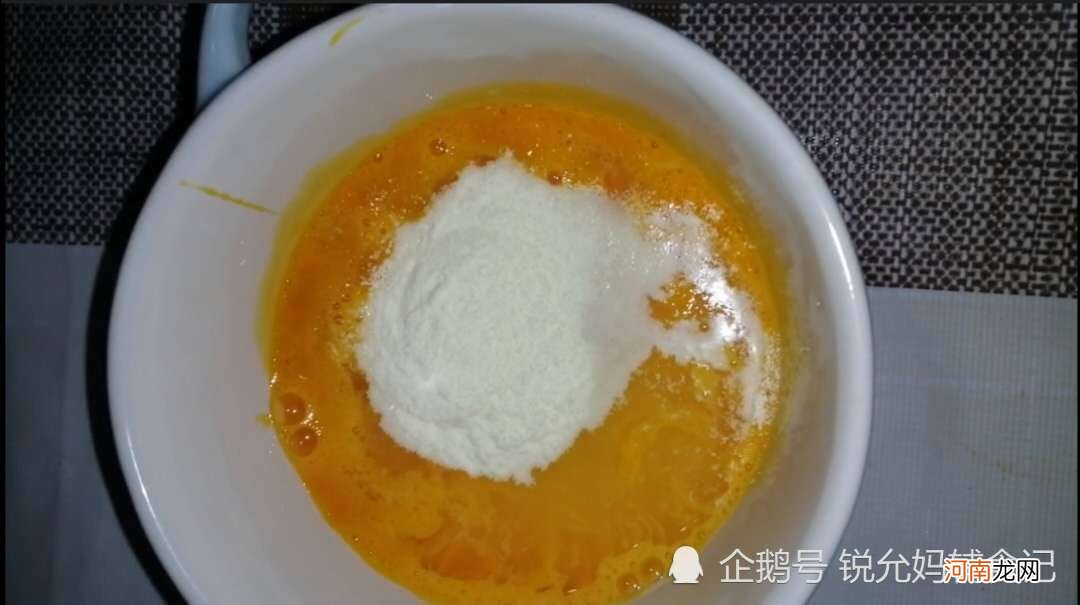 宝宝辅食第一口鸡蛋羹这样做，补钙翻几倍，妈妈学会了吗？