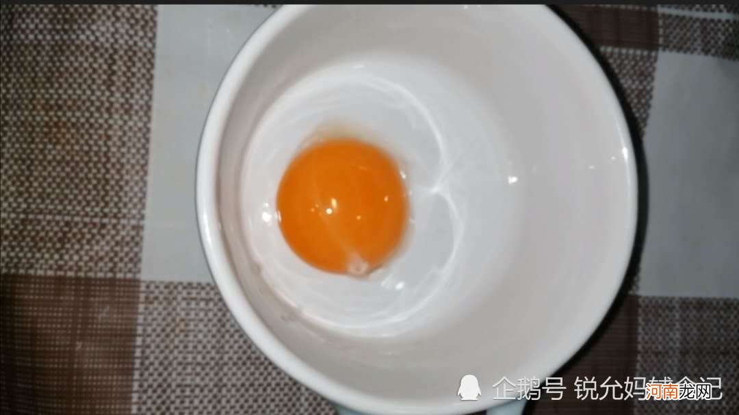 宝宝辅食第一口鸡蛋羹这样做，补钙翻几倍，妈妈学会了吗？