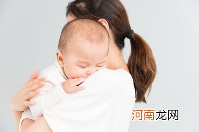 宝宝溢奶、吐奶和呛奶有何区别？原因和应对办法不同，重点是防护