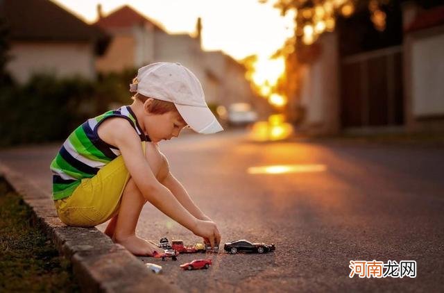 玩具多和玩具少的孩子，长大后会怎样？美国心理学家：区别很大！