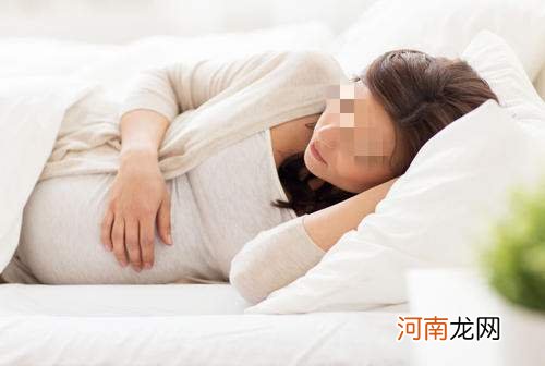 新生儿出生成“歪脖子”，和妈妈孕期的睡姿有关，孕妈要注意了