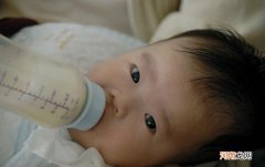 如何判断婴儿该吃奶了 新生儿每次喝多少奶比较合适