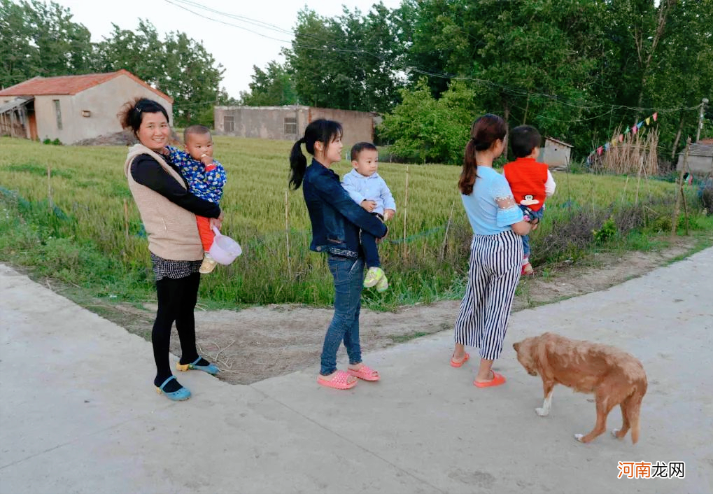 三胎积极性不高的原因：“养不起”是谦辞，没人带娃才是关键！