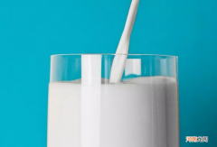 纯牛奶和鲜牛奶的区别和选择技巧 纯牛奶保质期一般多久