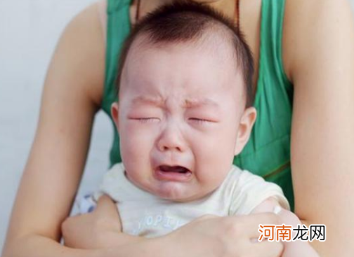 宝宝睡觉之前总是哭闹，是有原因的，和这3种外在因素有关