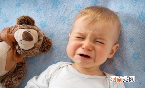 宝宝睡觉之前总是哭闹，是有原因的，和这3种外在因素有关