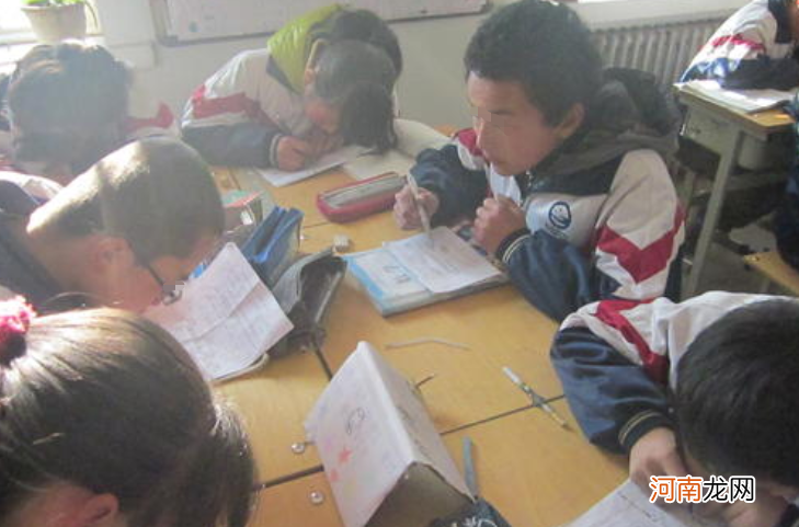 孩子写作业时字太丑，“挨训”后标点符号都变了，这是转换字体？