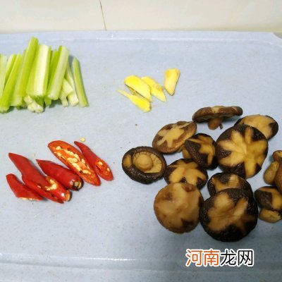 香菇炖鸡的做法步骤