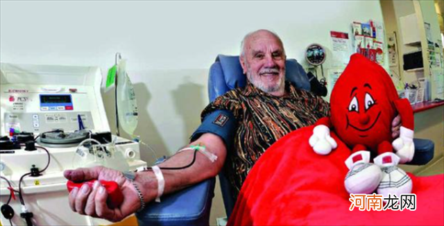 他的血液有何神奇之处？一生献血60年共1173次，拯救了240万婴儿