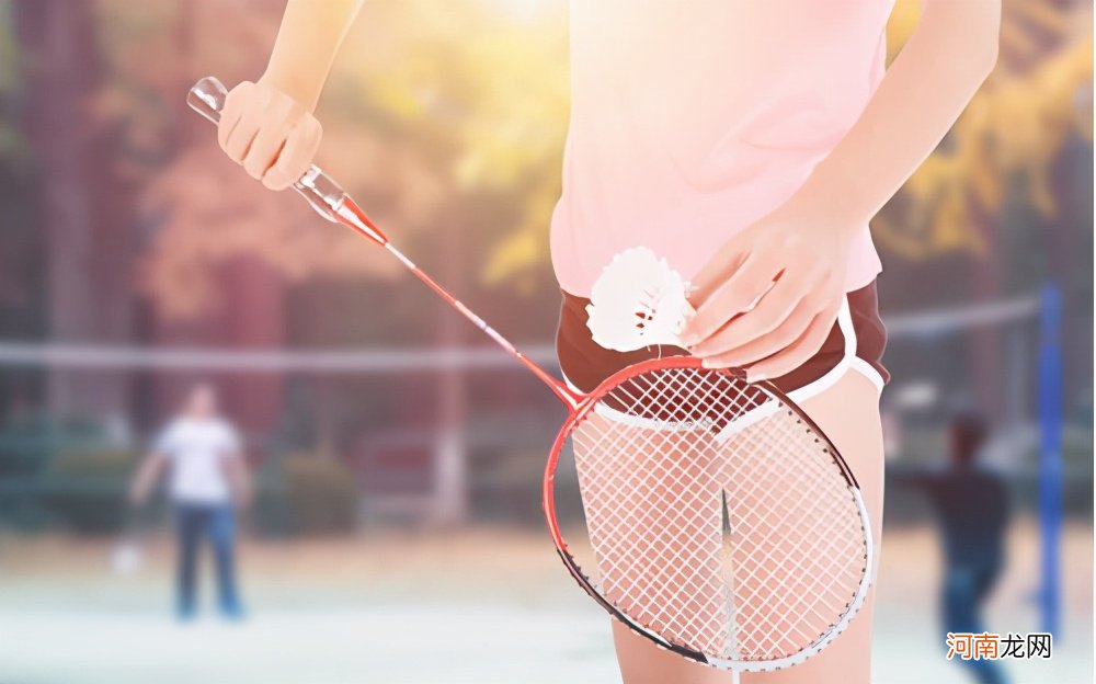 打羽毛球规则、姿势和注意事项 打羽毛球的好处和坏处