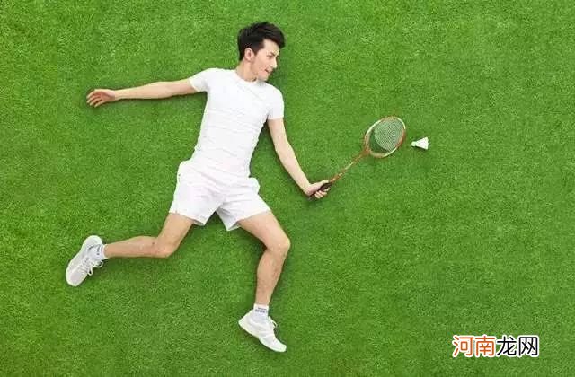 打羽毛球规则、姿势和注意事项 打羽毛球的好处和坏处