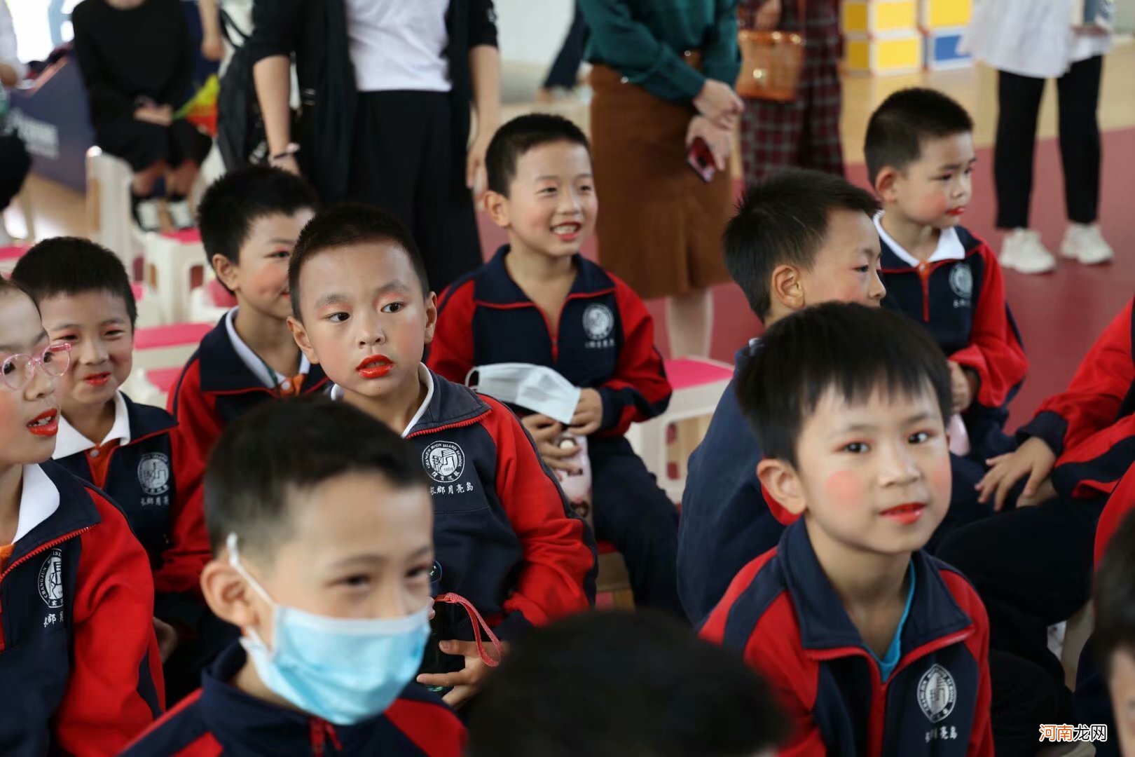 1小时打赏24800元！把手机当哄娃神器的父母，终将自食恶果