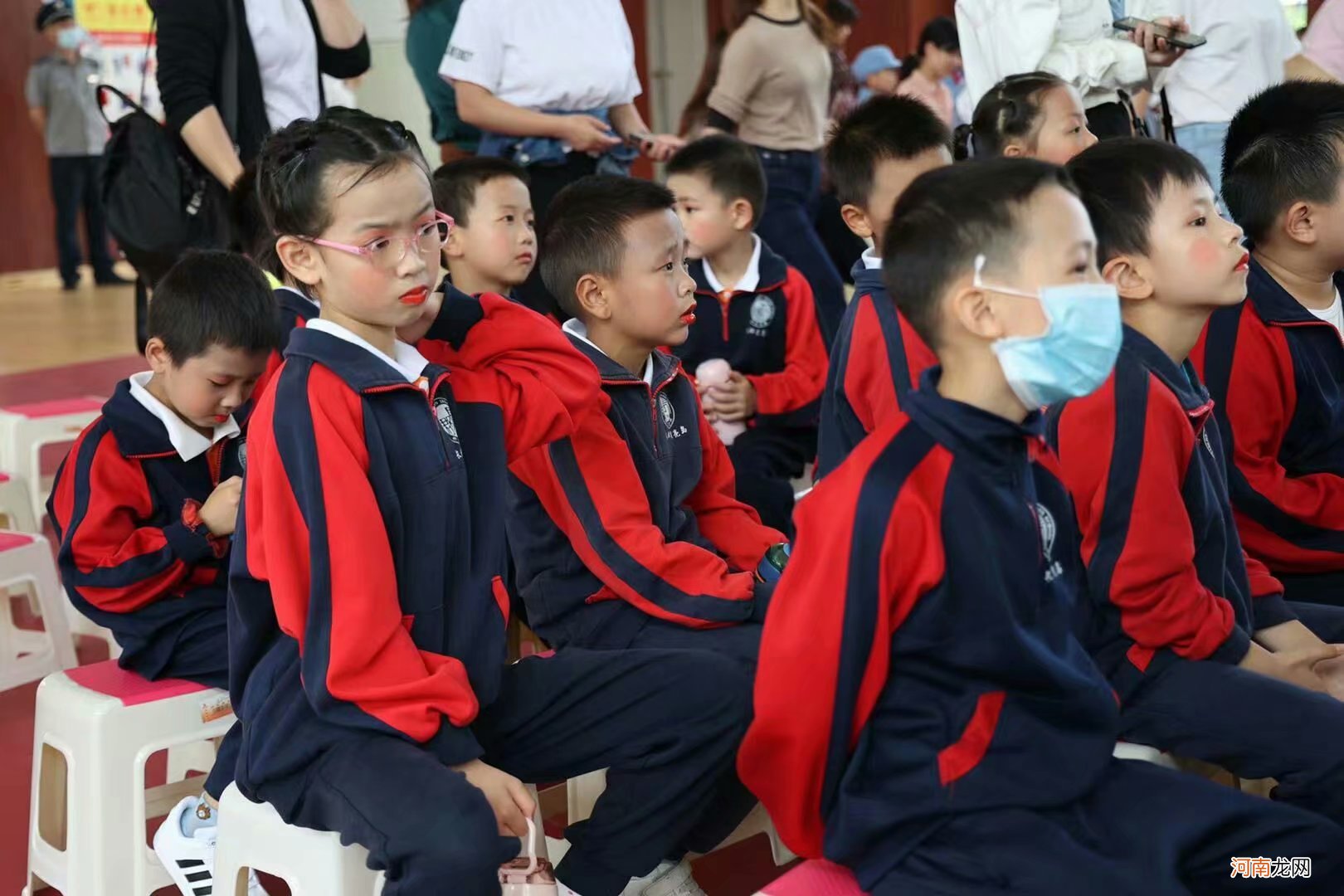 1小时打赏24800元！把手机当哄娃神器的父母，终将自食恶果