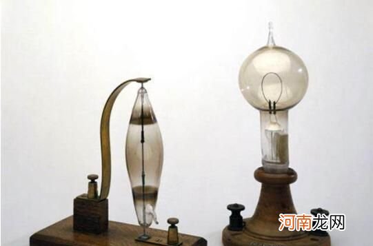 第一盏电灯是谁发明的