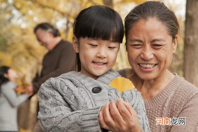 老人帮忙带孩子，过年应不应该给他钱？来听听这些老人说的回答