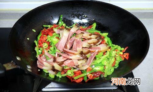 超下饭的辣椒炒腊肉的做法 烟熏的味道真不赖