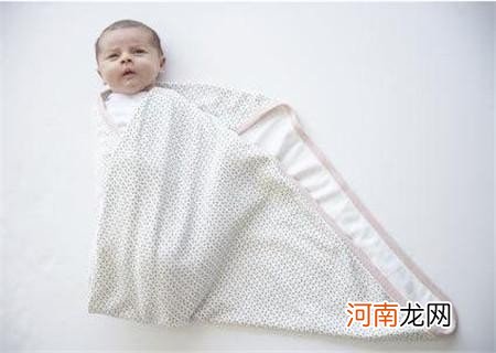 新生儿包裹方法图解 刚出生婴儿抱被怎样包