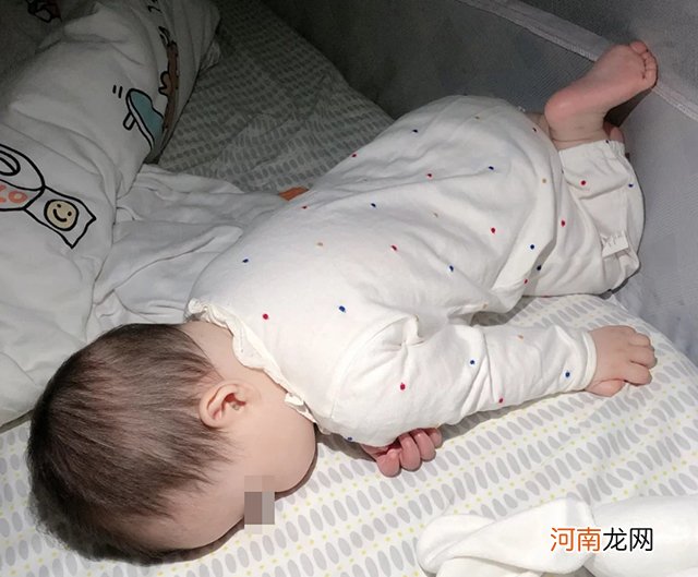 宝宝频繁夜醒太累人了？多半是因为这些，家长对照看看是否犯错了
