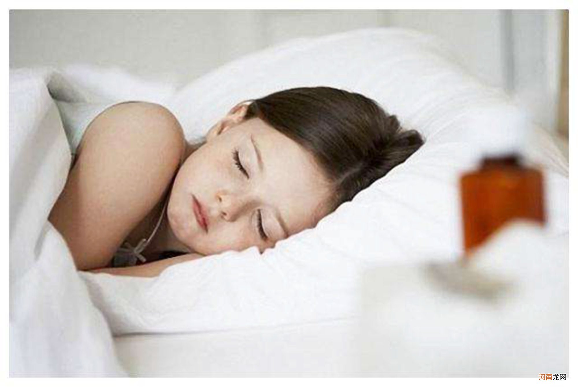 小时候睡枕头和不睡枕头的孩子，有啥区别？头型、发育均不一样