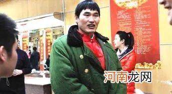 大衣哥怎么出名的