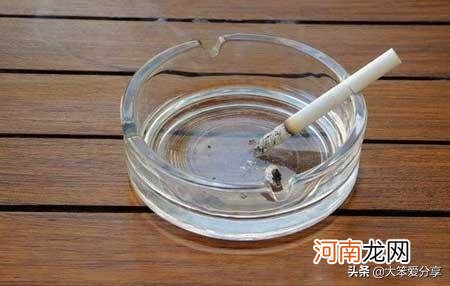 烟灰缸里放水有什么说法 烟灰缸里为什么不能倒水什么寓意