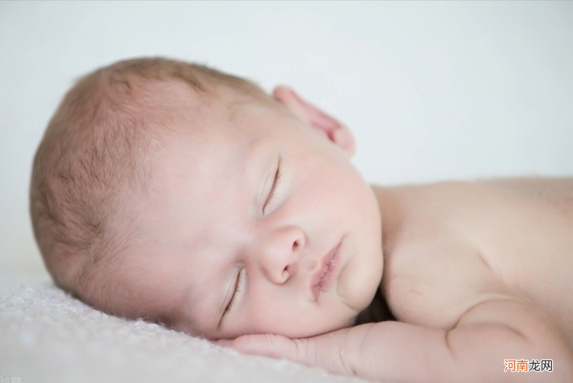 宝宝睡姿销魂，萌倒众生，儿科医生直言不妥，这5种情况必须纠正