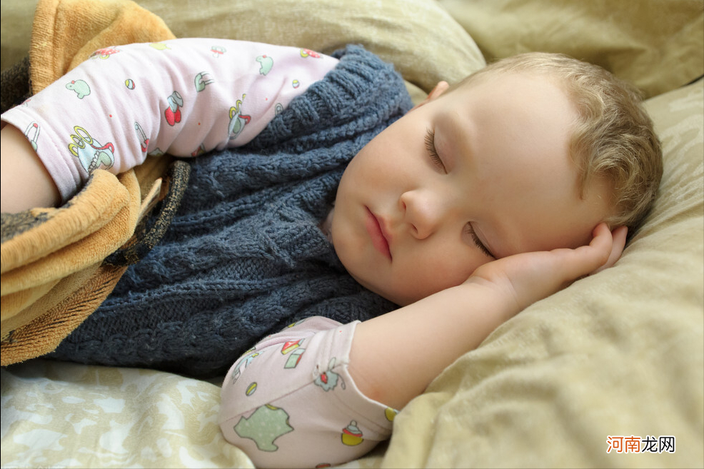 宝宝睡姿销魂，萌倒众生，儿科医生直言不妥，这5种情况必须纠正