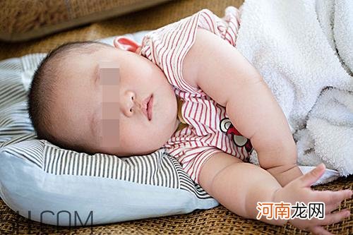 夏季炎热，给宝宝睡凉席时，这4件事别忽略，不然皮肤很容易过敏