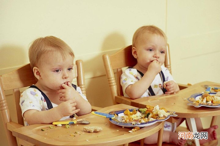 培养宝宝自主进食的三个黄金期，抓住机会，喂娃吃饭不再困难
