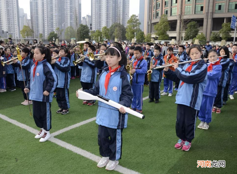 若学生沉迷游戏，家长别急着批评他，尽量用游戏里的方法教育孩子