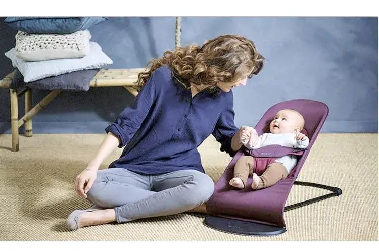 如何安全地使用婴儿摇椅 为什么婴儿在摇椅上睡觉不安全
