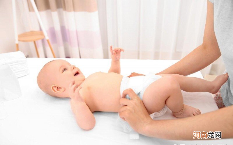 抱婴幼儿的注意事项 如何给婴幼儿更换尿布