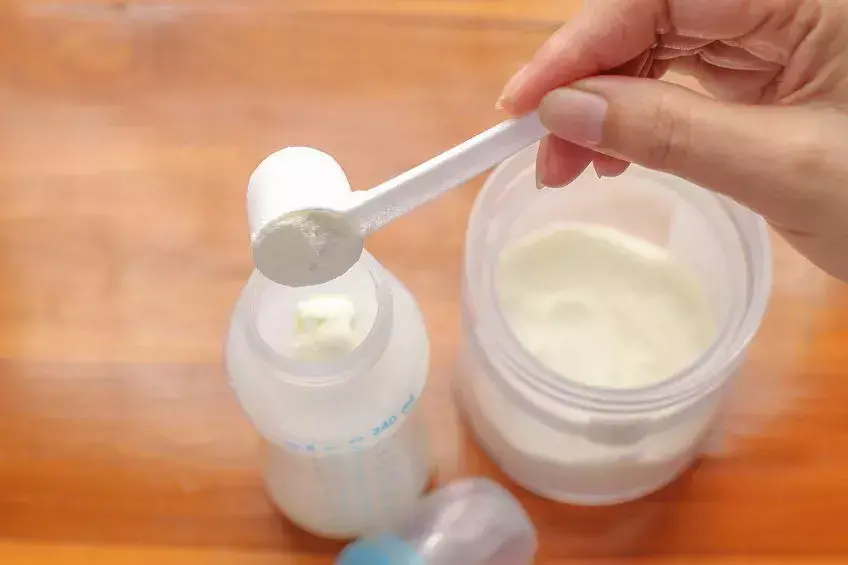 婴儿奶粉分段怎么分 婴儿更换奶粉的方法